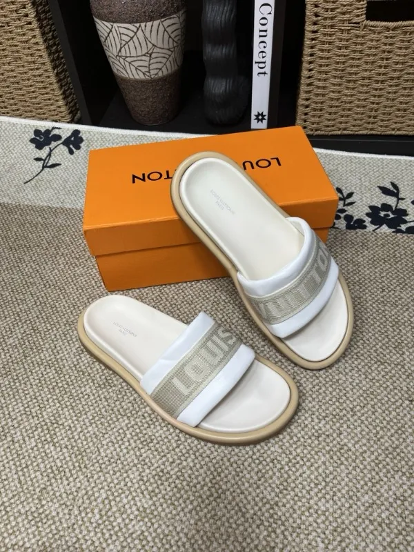 P320💰[New model] Long-term availability, 2025 new model, couple model [LOUlS VUlTTON] comes with drawer box, bag, card, invoice "Louis Vuitton ~ unique modern sandals. 》LV counter purchasing 🏃Men's and women's casual slippers, sold at the same time at the counter, the original old flower material upper is soft and comfortable, (refuses to discolor and rub the feet) sole: original factory special combination original sole, code number: 35--46 4 multiple colors 🉑️ to choose from
